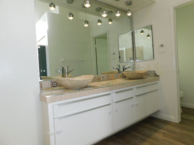Building Photo - Gated Lake community 2 bed, 2.5 bath home.