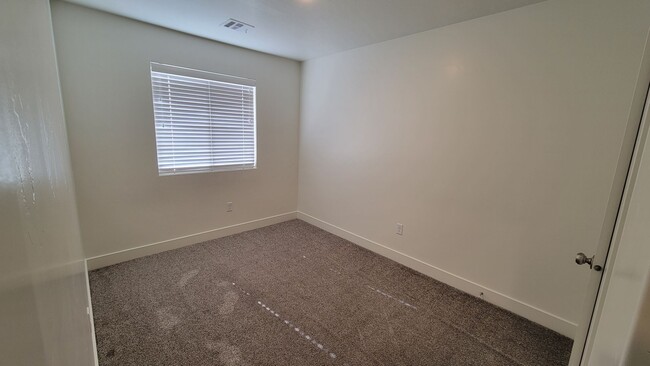 Building Photo - 4 bed | 2 1/2 bath | 2 car garage in Deser...