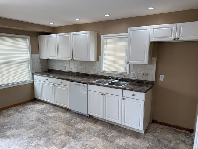 Building Photo - 3 Bedroom, 1 Bath Bungalow Style Home Move-In Ready!