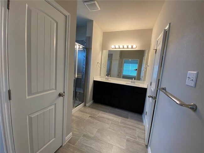 Building Photo - 428 S Brook Dr