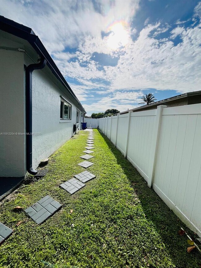 Building Photo - 831 SW 49th Terrace