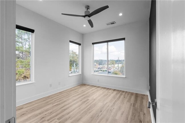 Building Photo - 1155 Custer Ave SE