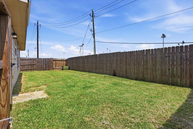 Building Photo - 6114 El Oro Dr