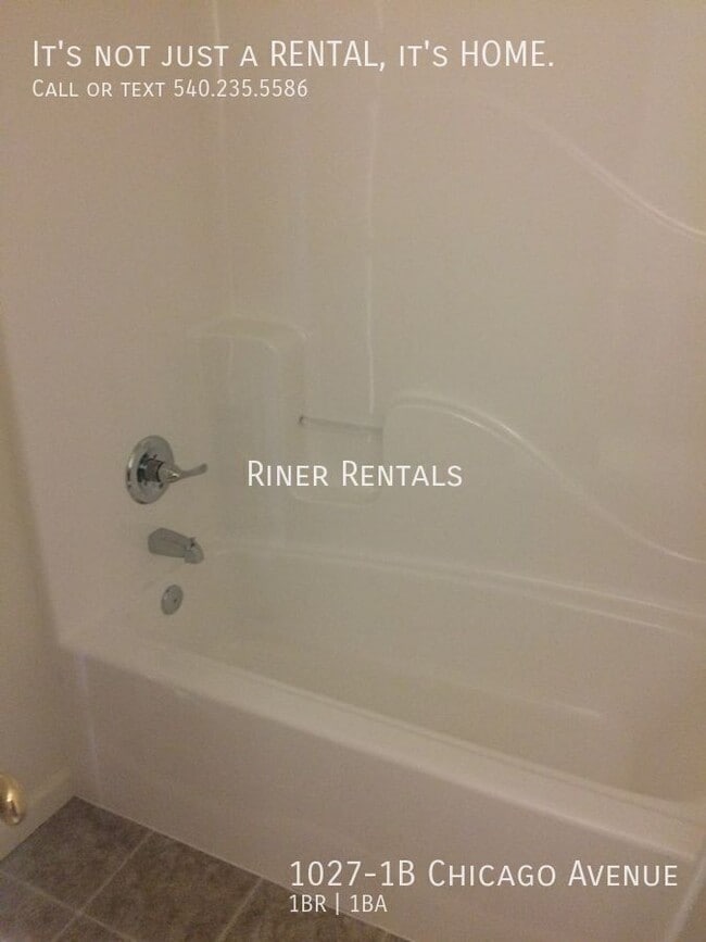 Building Photo - 1027-1B Chicago Ave