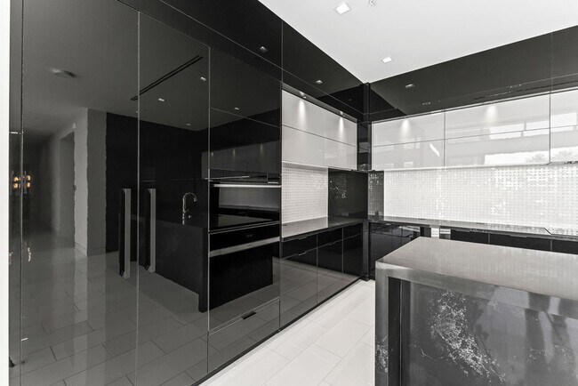 Building Photo - 6587 N Palmeraie Blvd