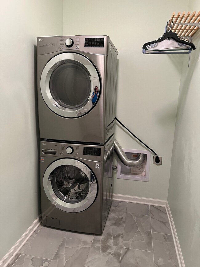 Building Photo - "Charming 2-Bed, 2-Bath Condo with Gleamin...