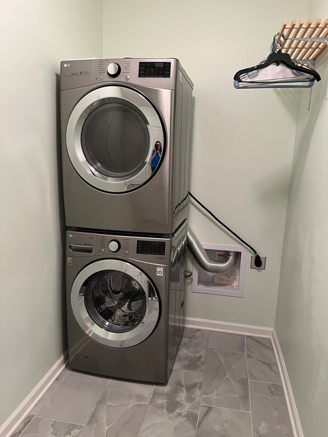 Building Photo - "Charming 2-Bed, 2-Bath Condo with Gleaming Hardwood Floors in Fairview's Fernvale Springs!"