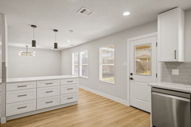 Building Photo - BEAUTIFUL 4 BEDROOM PROPERTY LOCATED IN BU...