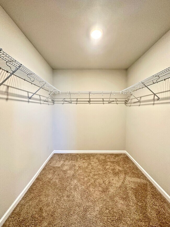 Building Photo - Beautiful 4 bedroom, 3 bath townhome end u...