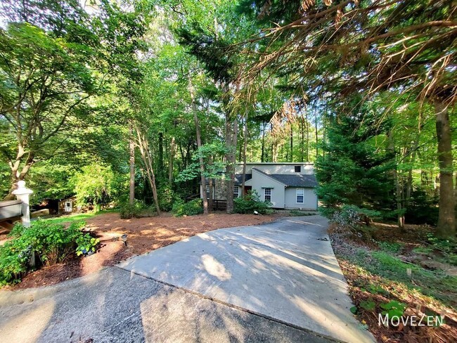 Building Photo - Single Family Home on private wooded lot