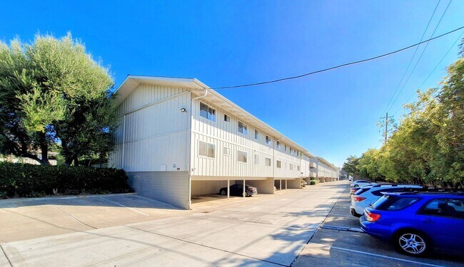 Building Photo - Spacious Second Floor 1bd Condo in Great P...
