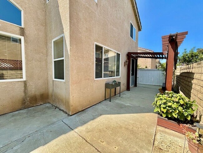 Building Photo - Oxnard | Seabreeze Gated Community | 3 Bedroom + 2.5 Bathroom | Corte Las Holas