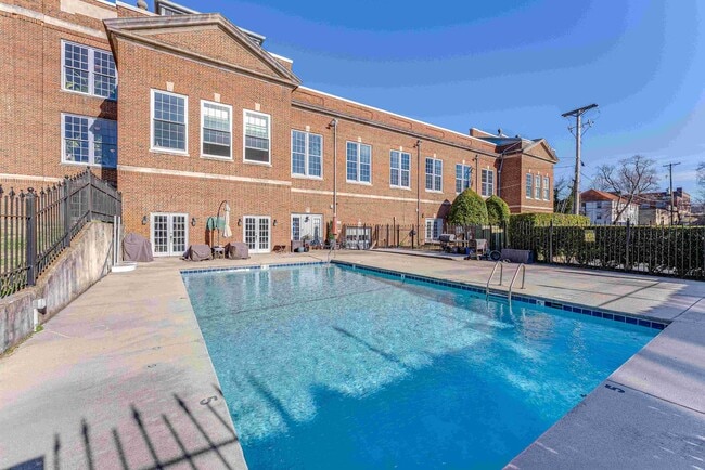 Building Photo - 523 N Bertrand St