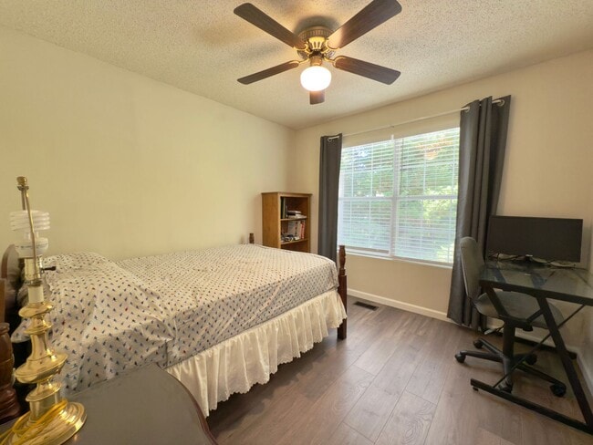 Building Photo - 4585 Village Park Dr E