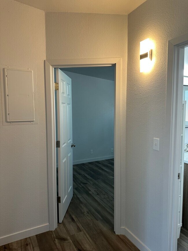 Building Photo - Beautifully updated 2 bedroom 1 bath duplex in a great neighborhood!
