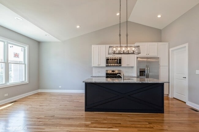 Building Photo - 725 Quail Ln