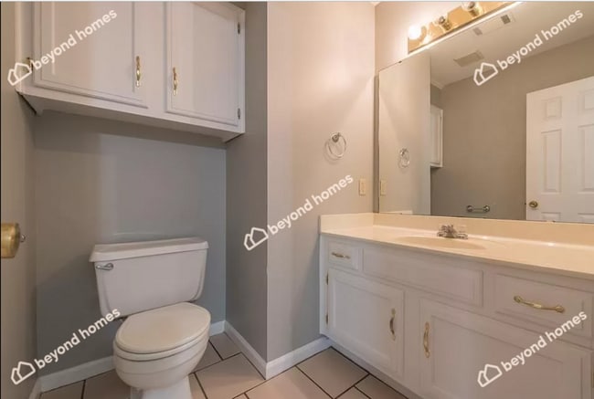 Building Photo - Updated 3BD/1.5BA Gem with Fireplace & Fen...