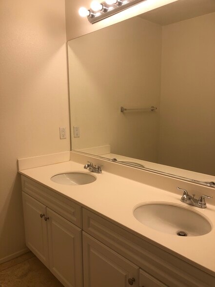 Hallway bathroom with full shower for bedrooms - 6395 Delgado Ln