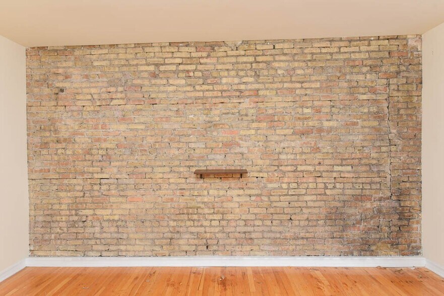 Building Photo - 3038 W Wellington Ave