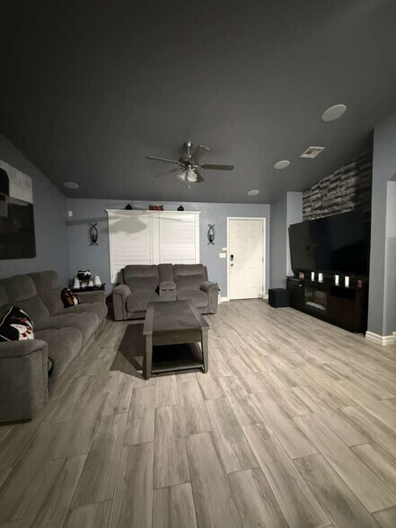 Building Photo - 14233 Escalera Dr