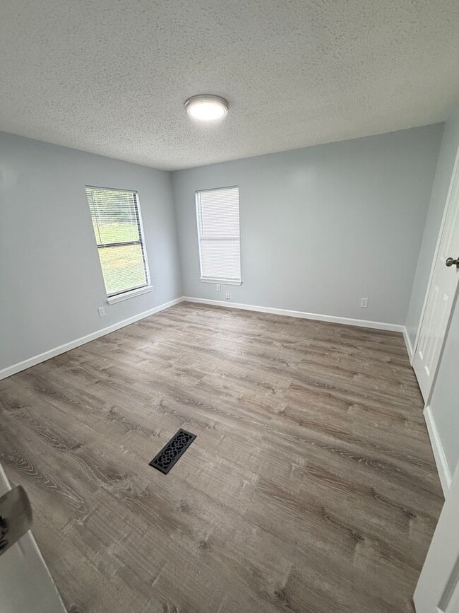 Building Photo - Rare Rockford rental available now!