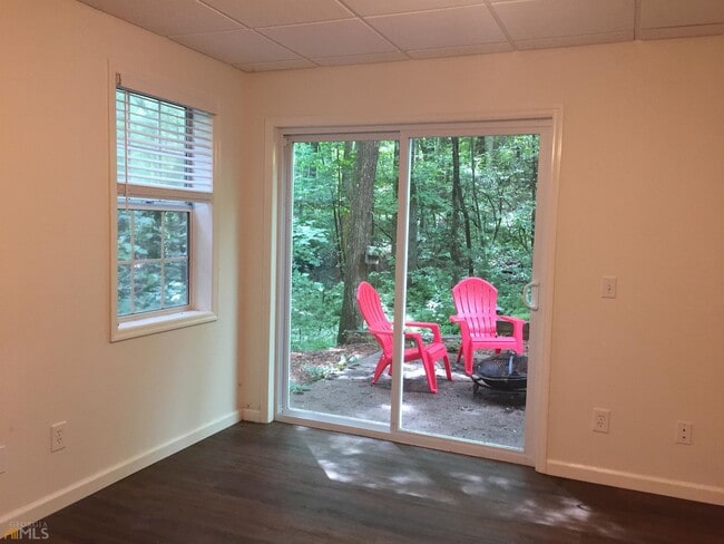 Building Photo - 653 Covecrest Dr