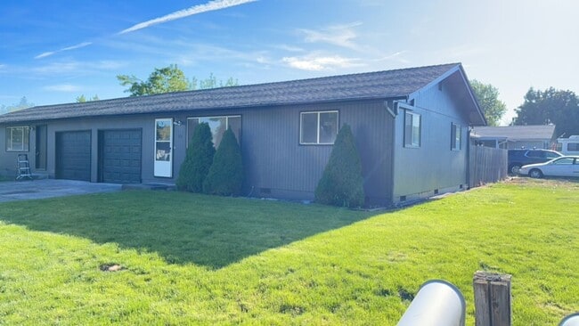 Primary Photo - Modern 2-Bedroom Duplex with New Kitchen &...