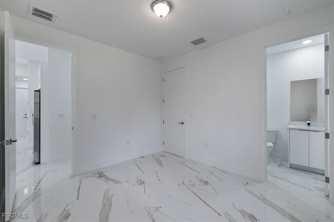 Building Photo - 875 Kidvale St