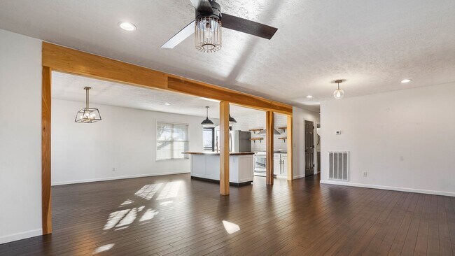 Building Photo - 649 Charles Ln