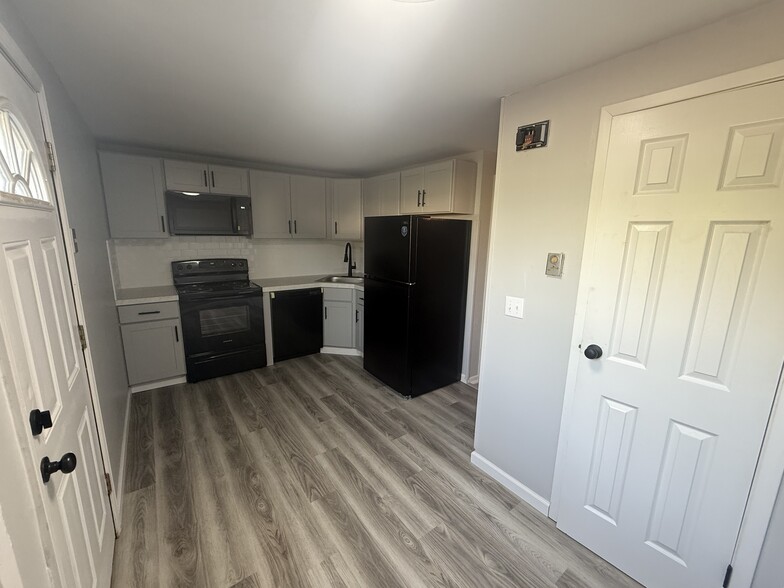 2 Bed/1.5 Bath TH Kitchen - Fountainview West