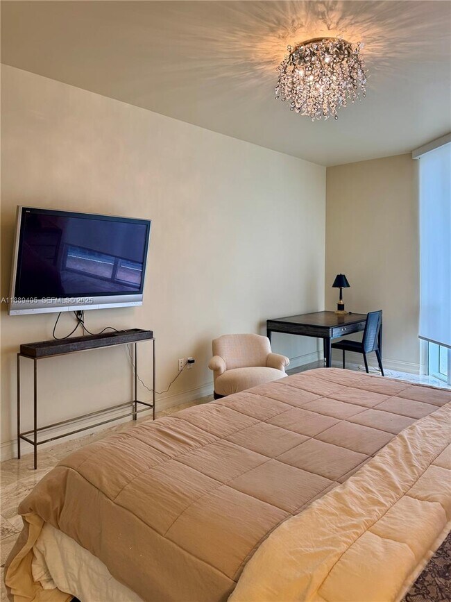 Building Photo - 16001 Collins Ave