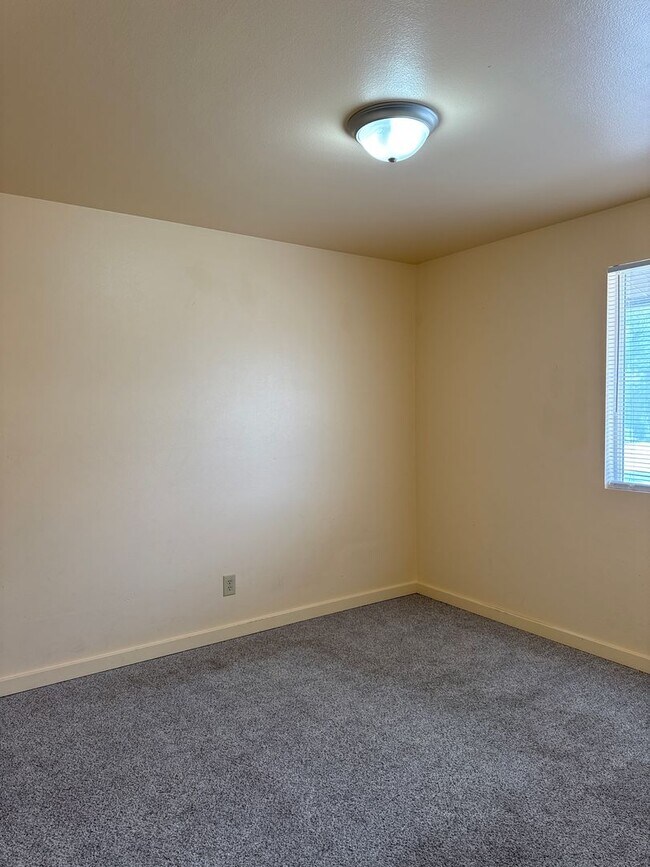 Building Photo - 256 S 1500 W