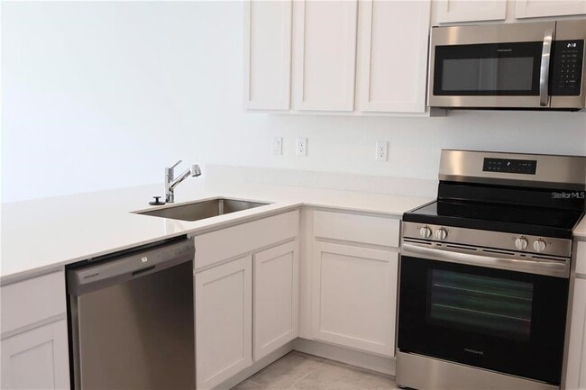 Building Photo - 2452 Skyline Lp