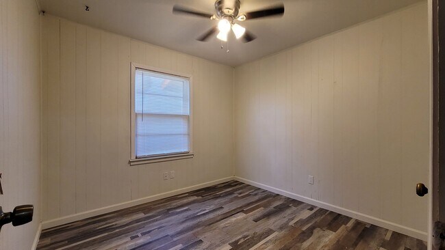 Building Photo - FOR LEASE - **MOVE IN SPECIAL** HALF OFF F...