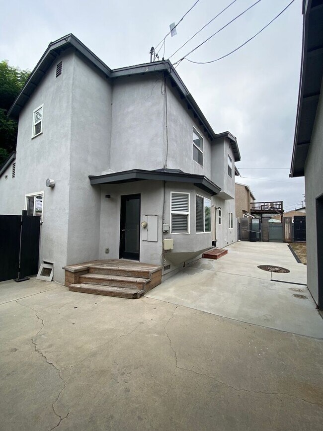 Building Photo - Long Beach: 4 bedroom 3 bath with Spacious...