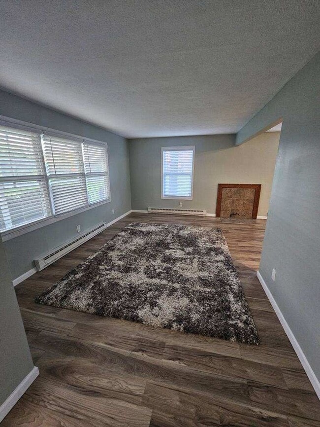 Building Photo - Spacious 3 Bedroom Single Family Home Bloomfield $2100