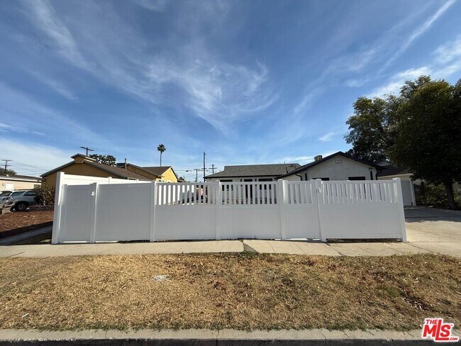 Building Photo - 9846 Monogram Ave