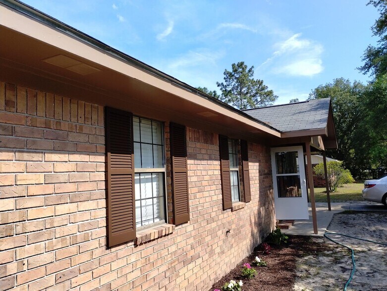 Building Photo - 633 Melanie St