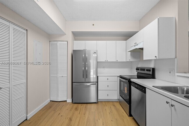 Building Photo - 6992 SW 39th St
