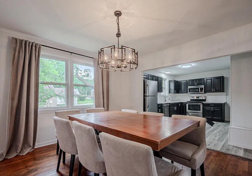 Dining room - 409 S Lynn Dr