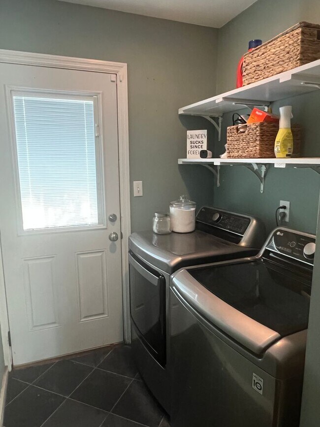 Building Photo - Updated Old Woodlands Plantation Home with Fenced Yard