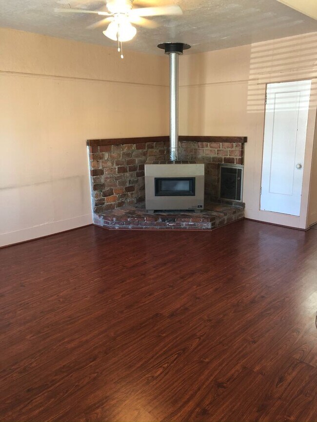 Building Photo - Quaint 2 bedroom duplex near downtown, utilities included!