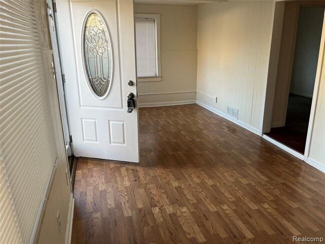 Building Photo - 5868 N Linville St