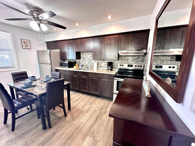 Building Photo - 324 Van Buren St