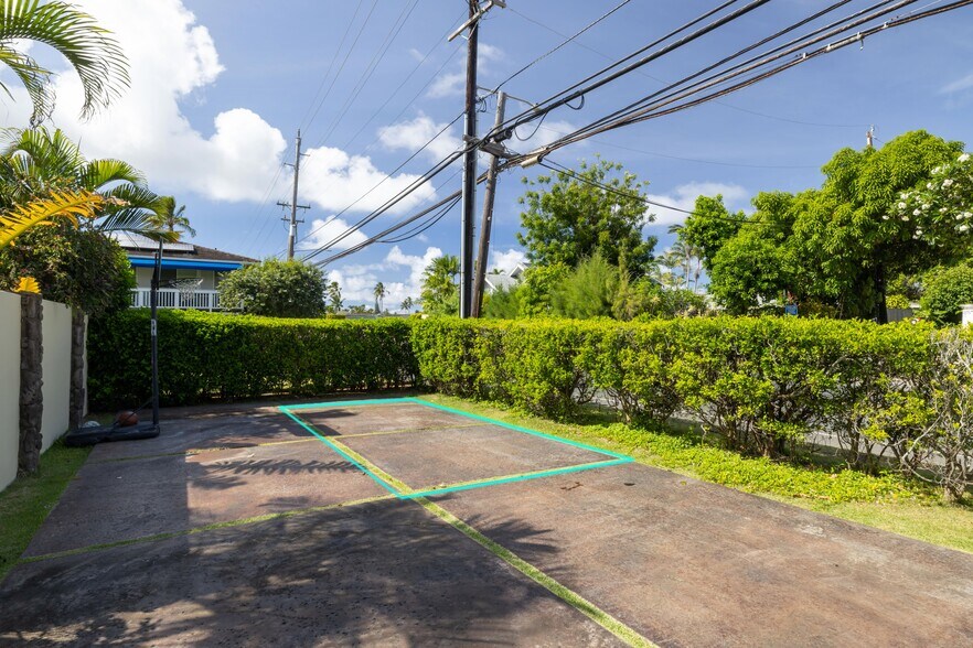 one assign parking stall - 811 N Kalaheo Ave