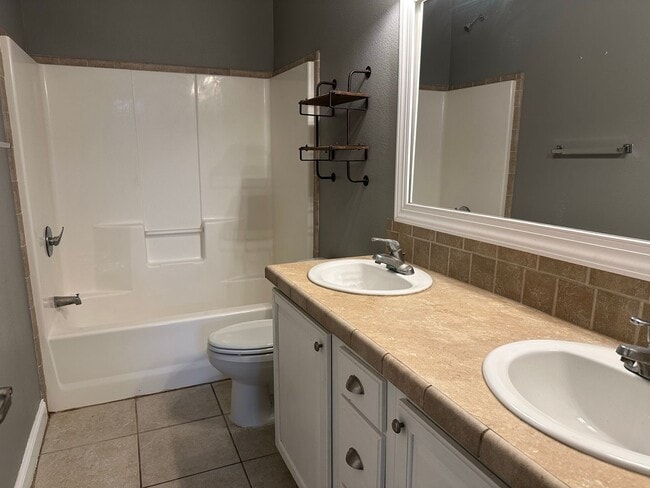 Building Photo - Charming and spacious home for rent in Lee...