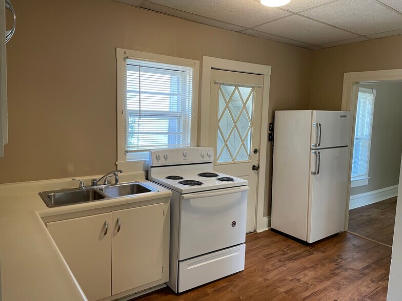 Building Photo - 622 Union St