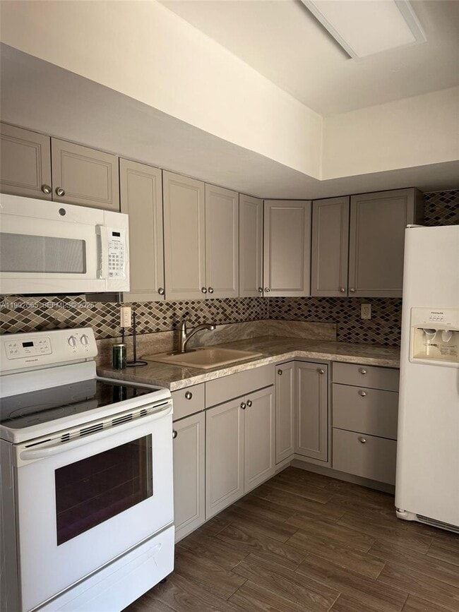 Building Photo - 5460 SW 38th Ct