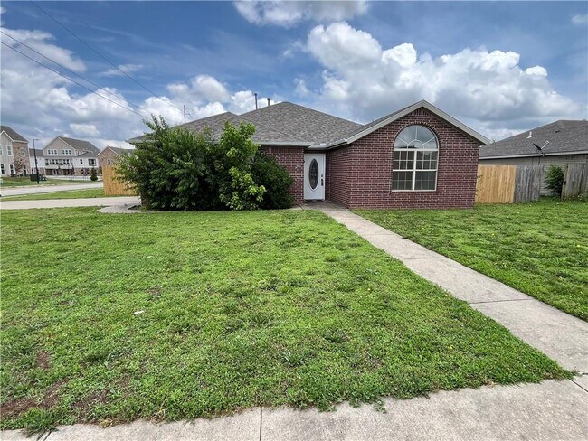 Building Photo - 201 Willow Dr