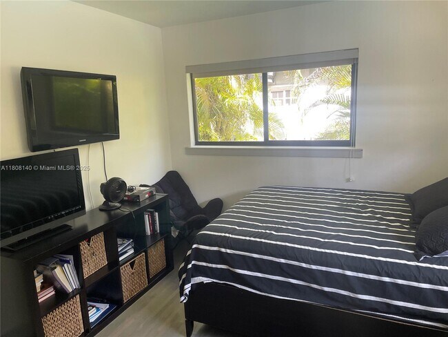 Building Photo - 5760 SW 56th St